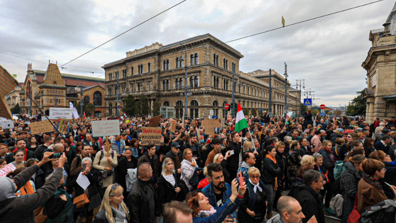 Macaristan'da on binlerce öğretmen eylemde