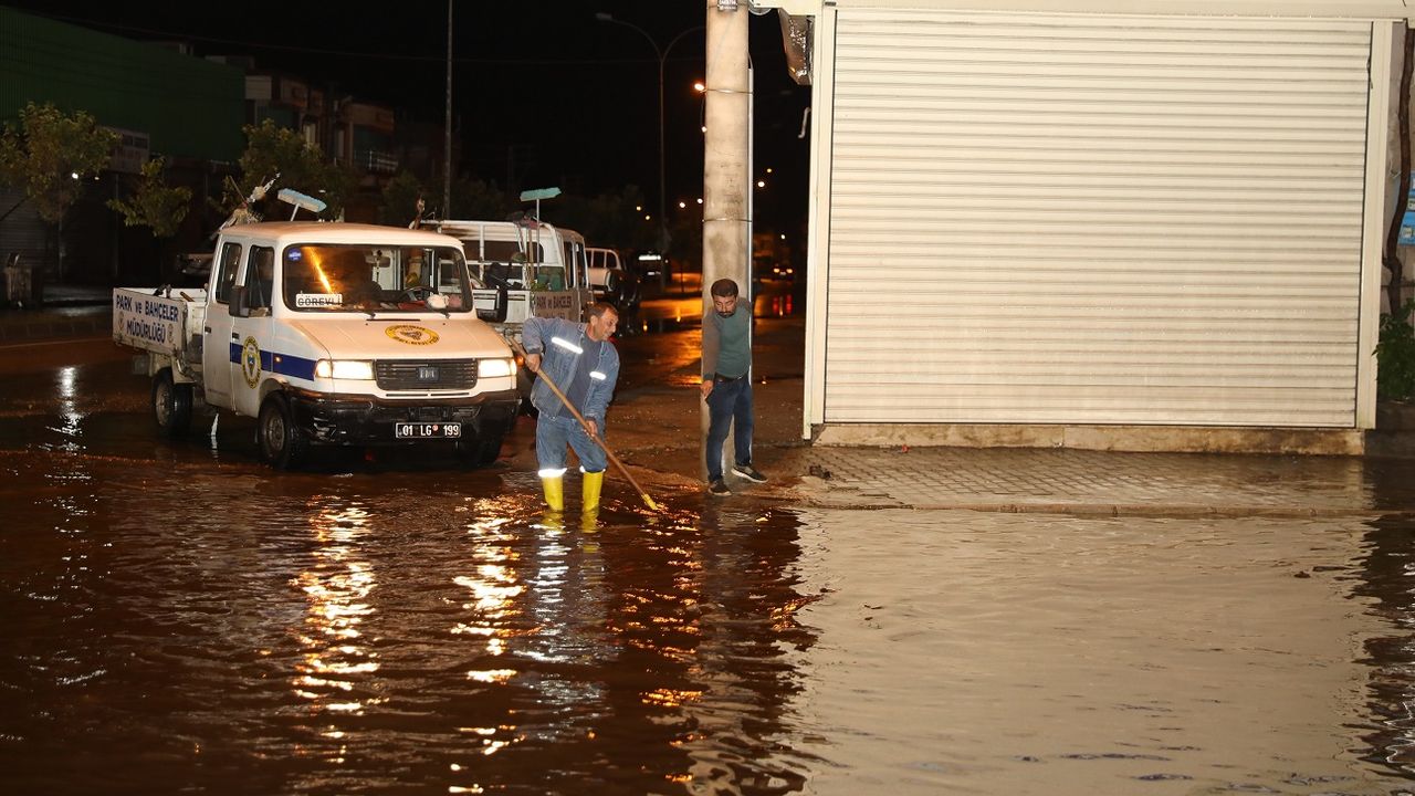 Yüreğir Belediyesi Yağış Sonrası Tüm İmkânlarıyla Seferber Oldu
