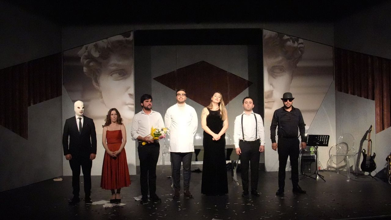 “Çirkin” oyunu, Ankaralı tiyatroseverlerle buluştu