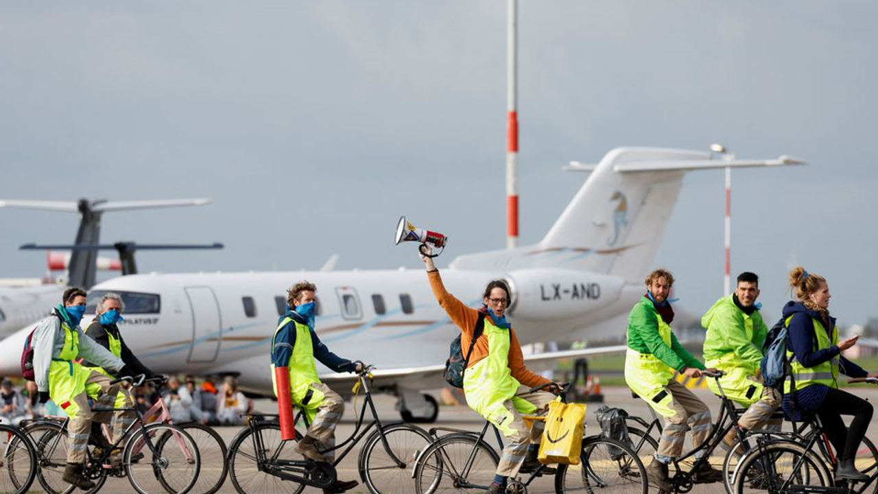İklim aktivistleri, Schiphol Havalimanı'nda özel jetlerin kalkışını engelledi