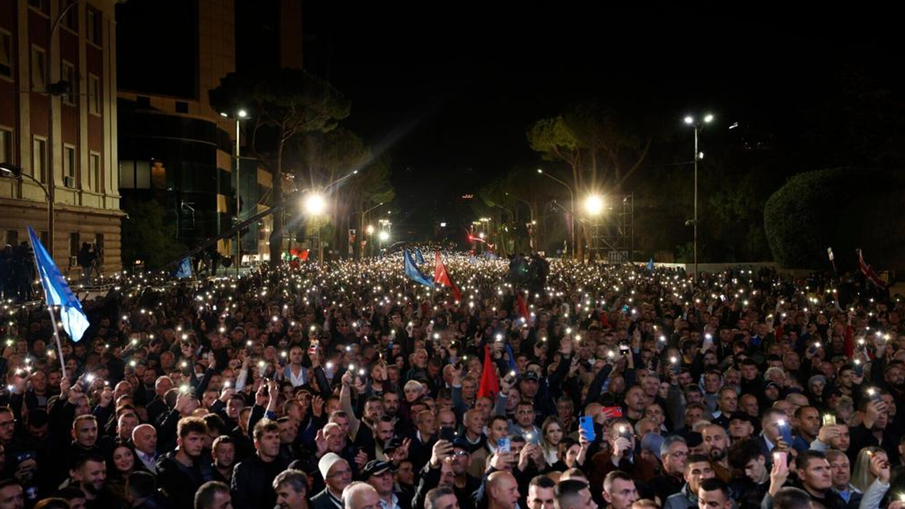 On binlerce Arnavut hayat pahalılığını protesto etti