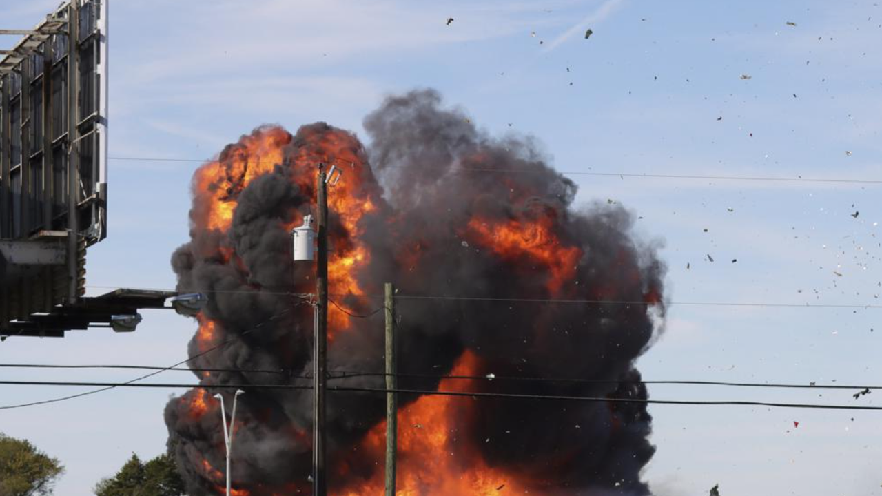 Dallas'taki Gaziler Günü gösterisinde iki uçak çarpıştı