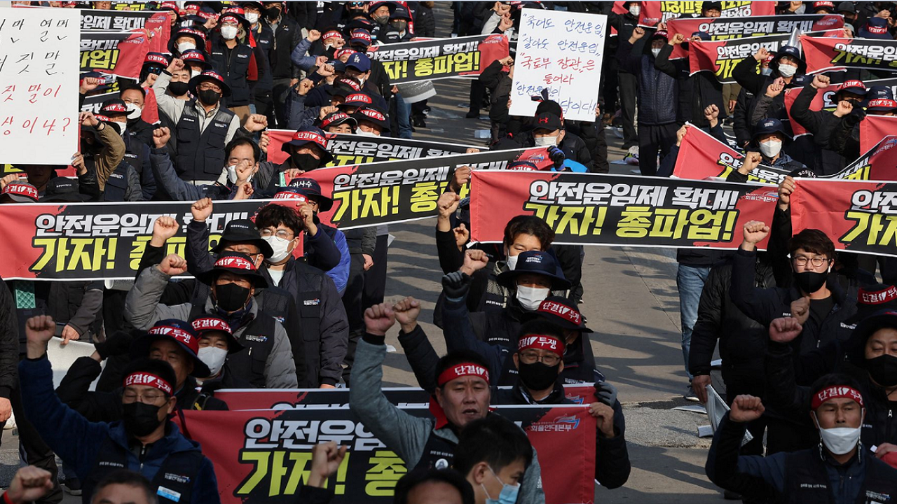 Güney Kore'de nakliye işçisi yaklaşık 25.000 kişi grevde