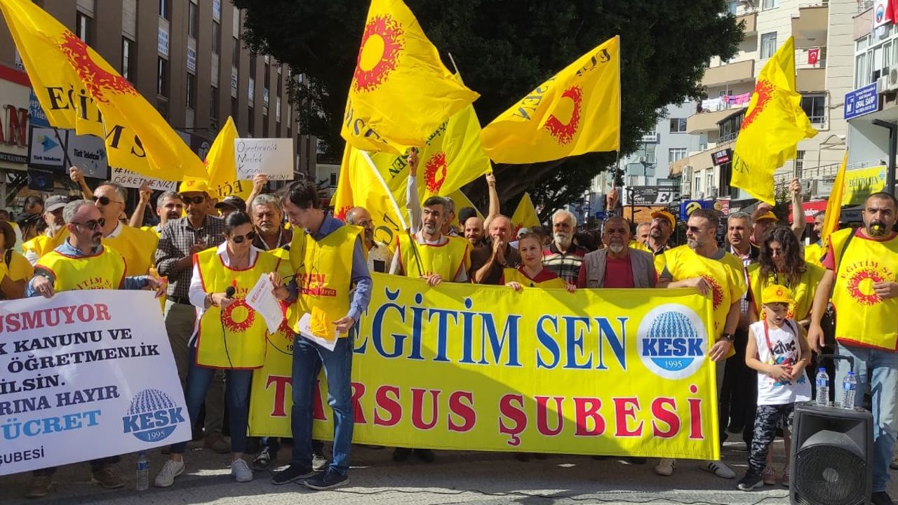 Tarsus'ta Öğretmenler ücret eşitsizliği ve mesleki ayrımcılığa karşı iş bıraktı