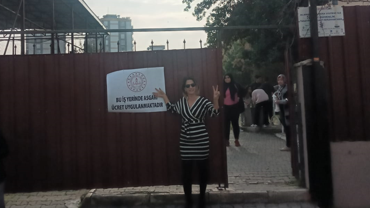Adana'da bir öğretmen okulun kapısına, “Bu İşyerinde Asgari Ücret Uygulanmaktadır” dövizi astı