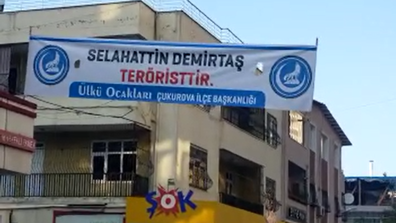 Ülkü Ocakları Çukurova İlçe Başkanlığı İmzasıyla, "Selahattin Demirtaş Teröristtir" Pankartı Asıldı