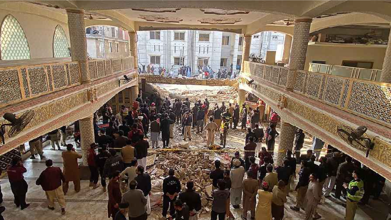 Pakistan'da camiye düzenlenen intihar saldırısında 32 kişi öldü
