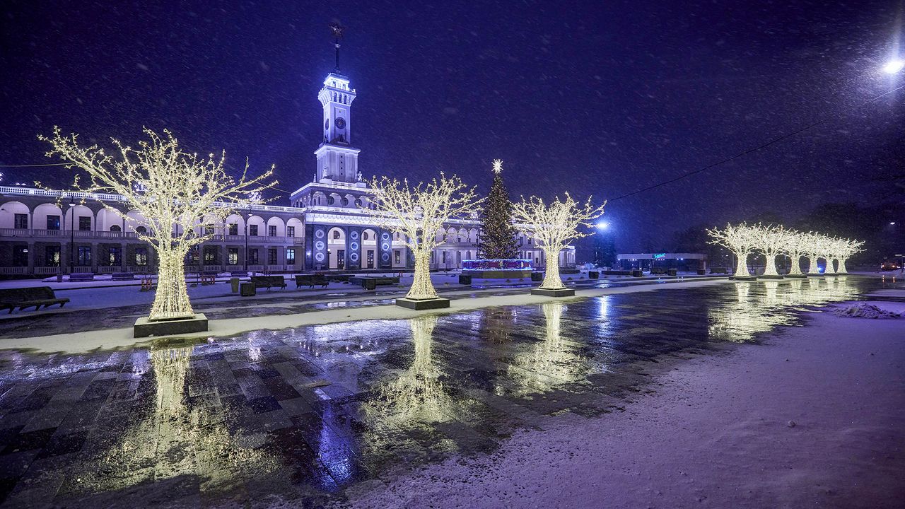 Rengarenk ışıkları ve Rus kültürel dokusuyla, Moskova Noel Şehrine Dönüştü