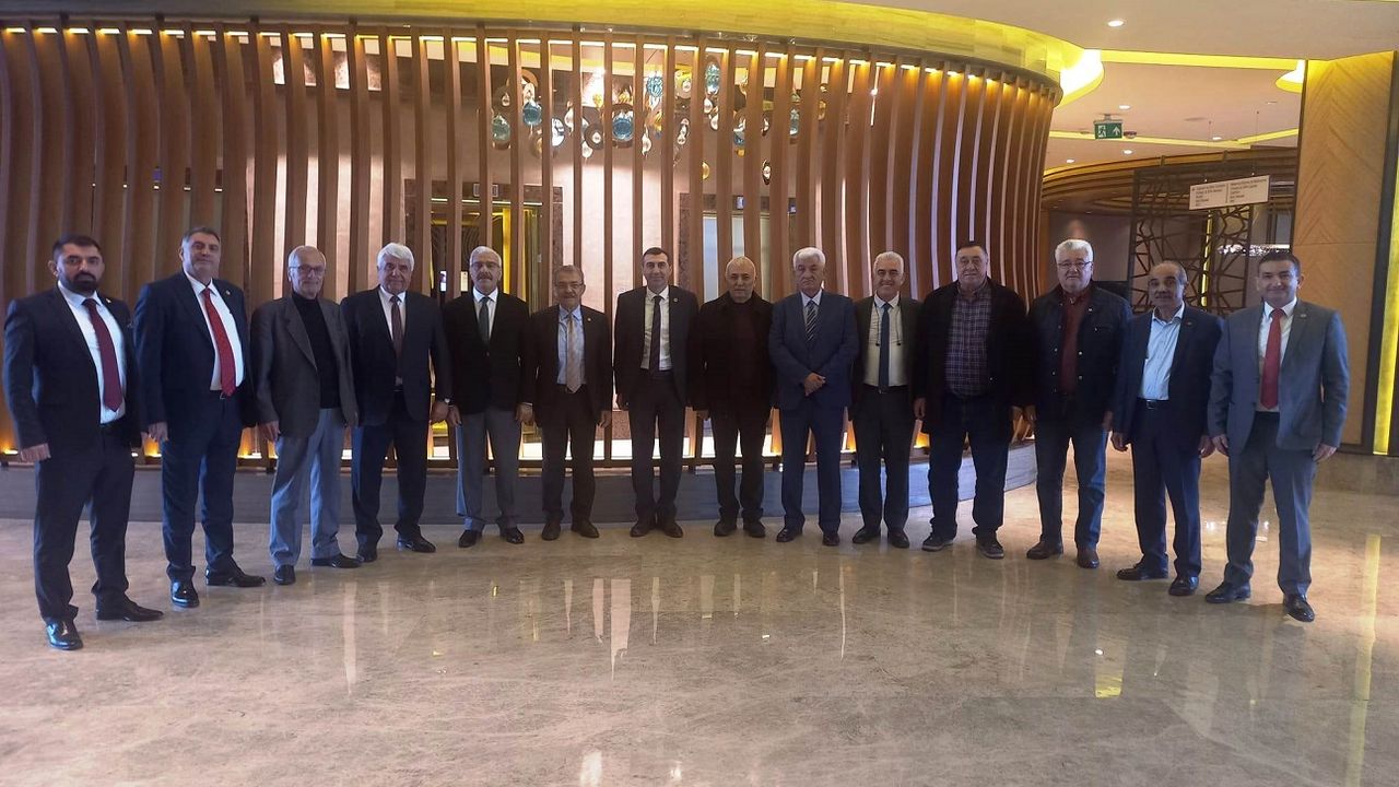 Dr. Tanburoğlu, Partiye hizmet vermiş eski ilçe başkanları ve yöneticileri bir araya getirdi