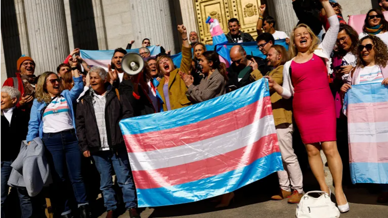 İspanya adet izni, ergen kürtajı ve trans yasalarını onayladı