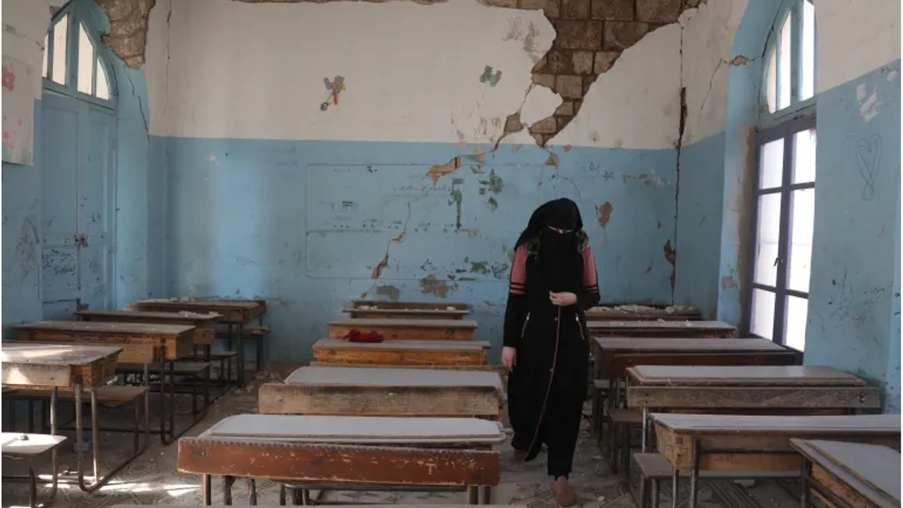 Depremlerde 39 öğretmen ve 421 öğrencinin öldüğü Suriye'de çocuklar okula başladı