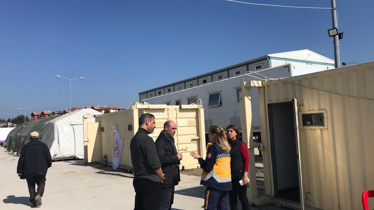 CHP’li Burak Erbay, Sağlık hizmeti almaya giden depremzedeler sağlıksız binalarla karşılaştı 
