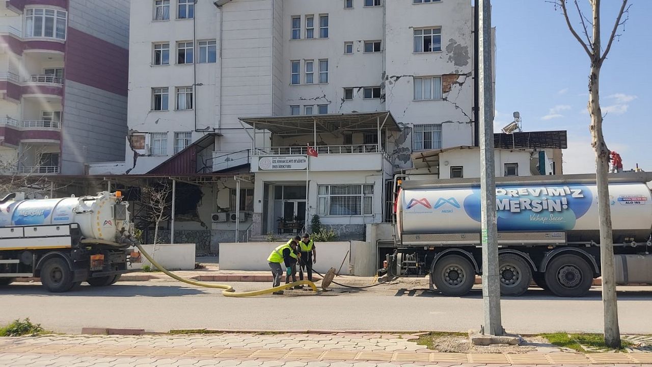 Mersin Büyükşehir, Deprem Bölgelerinde İçme Suyu Çalışmaları İçin Kolları Sıvadı