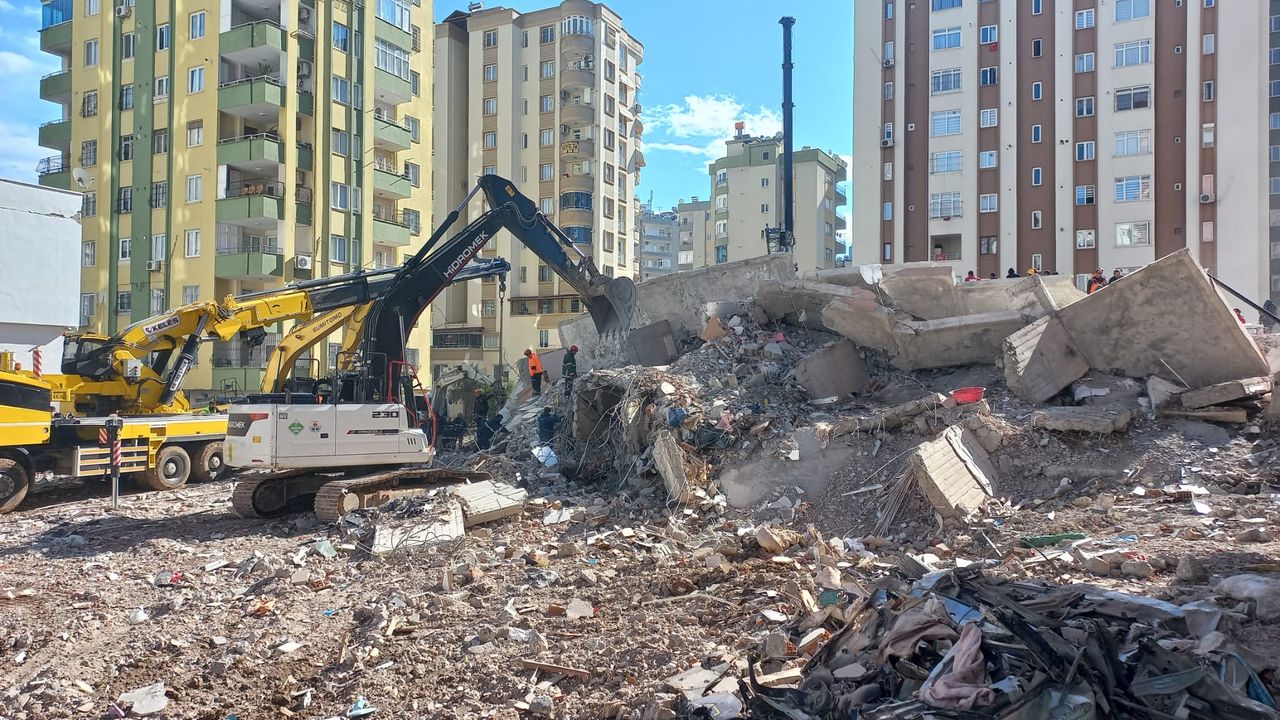 Adana'da Zeray Apartmanından Akgün Eker Sağ Çıkarıldı