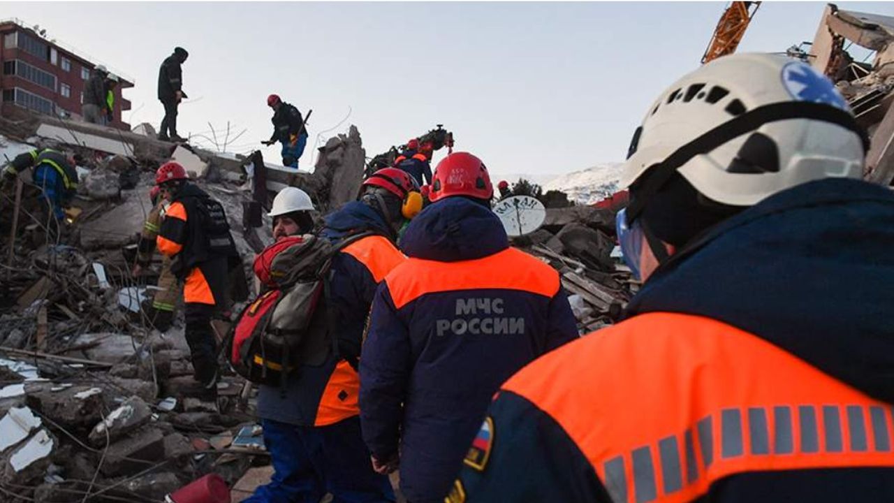 Rus kurtarma ekipleri Türkiye'de moloz temizlerken 150 bin dolar buldu