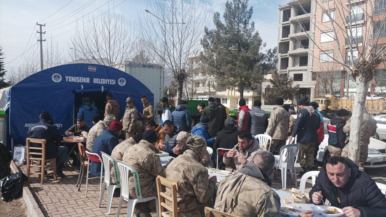 Yenişehir Belediyesi Adıyaman’da her gün 4 bin kişiye yemek ikram ediyor