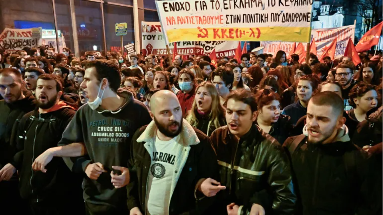 57 Kişinin Tren Kazasında Öldüğü Yunanistan'da Halk Protesto İçin Sokakta