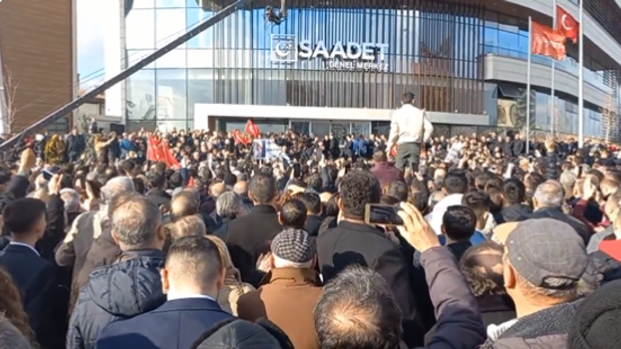 Saadet Partisi Genel Merkezi Önünde #HalkınUmuduKılıçdaroğlu Sloganları Atılıyor.