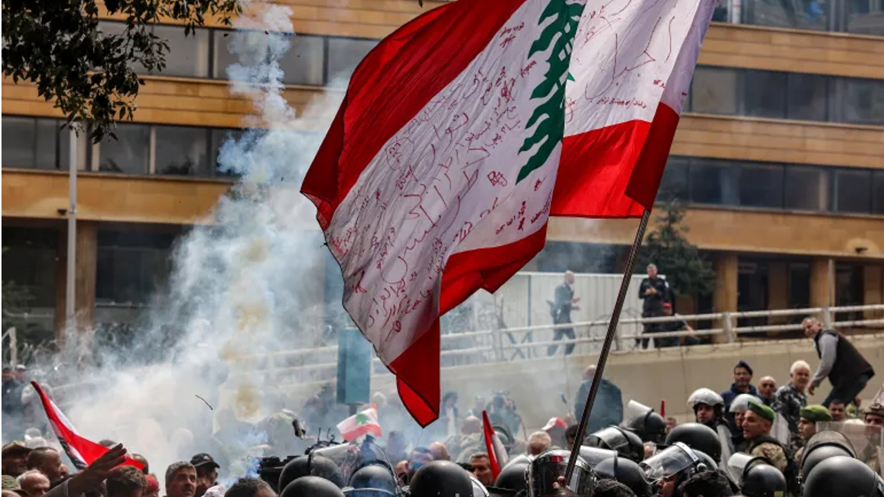 Lübnanlılar, ekonomik çöküşe yönelik öfkelerini sokaklara taşıdı
