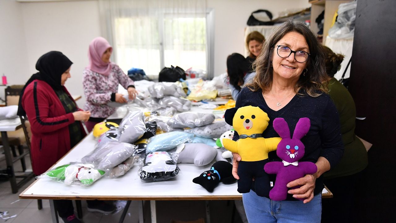Mersin'de Kadın Kooperatifi, Depremzede Çocuklar İçin ‘Uyku Arkadaşı’ Üretiyor