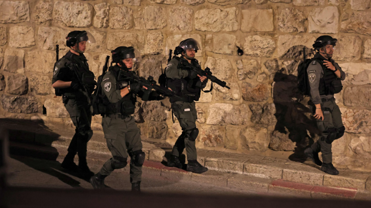 İsrail polisi Mescid-i Aksa'da ibadet edenlere saldırdı