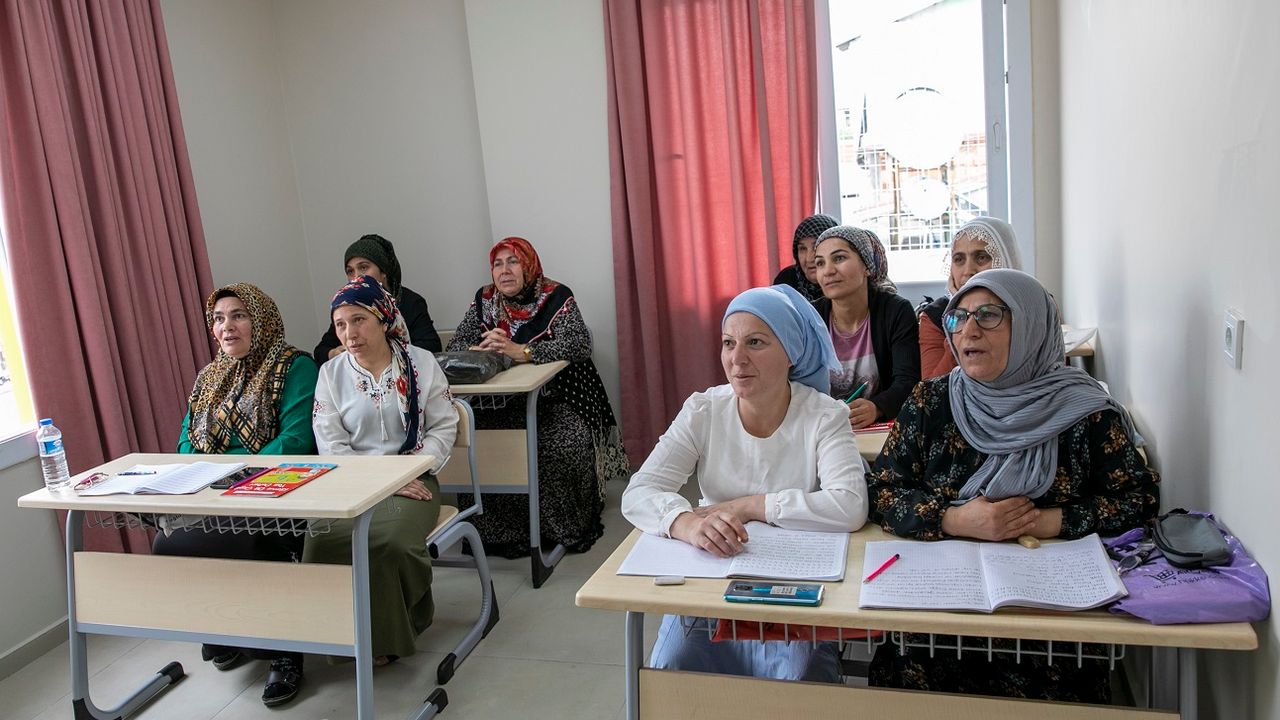 Okuma yazma kursları, Mersin’deki kadınlara umut oluyor