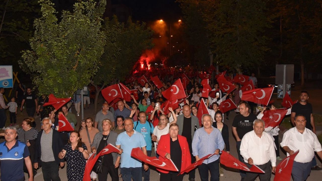 19 Mayıs akşamı Ceyhan Belediyesi bayraklı ve meşaleli yürüyüş gerçekleştirdi
