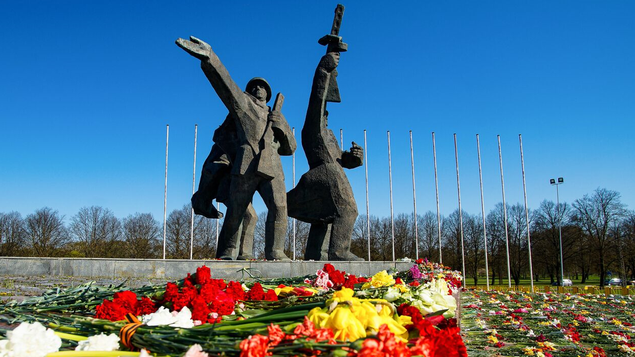 Letonya, Faşizme Karşı Zafer Bayramı'nı Kutlayan 26 Kişiyi Tutukladı