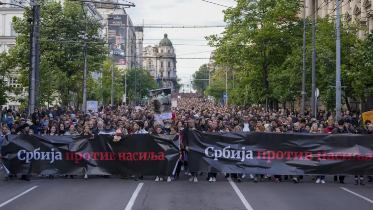 Kitlesel silahlı saldırıların ardından on binlerce kişi Sırbistan'da yürüdü