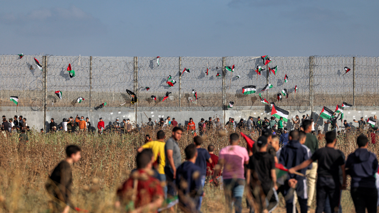 Filistinliler, Gazze'de İsrail Bayrak Yürüyüşü'ne yanıt olarak sınır tellerine Filistin bayrağı astılar