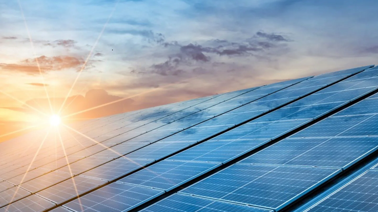 IEA'ya göre güneş enerjisine yapılan yatırımın 2023'te petrole yapılan yatırımı geçmesi bekleniyor