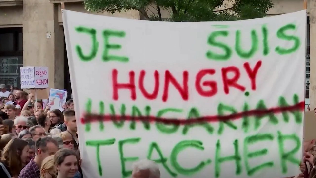 Macaristan'da öğretmenlerin devlet memuru statüsünü kaldıracak yeni yasaya karşı yürüyüş