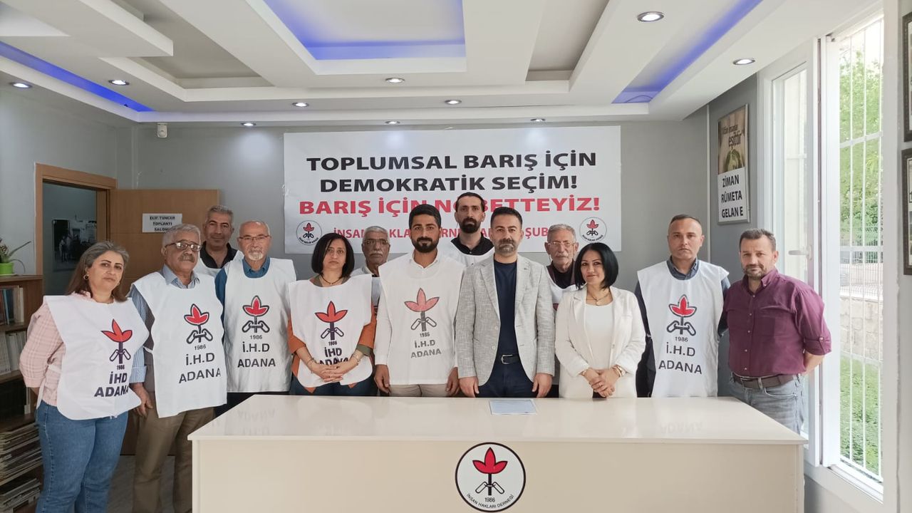 İHD Adana Şubesi, "Toplumsal Barış için Demokratik Seçim" Konulu Barış Nöbeti Gerçekleştirdi