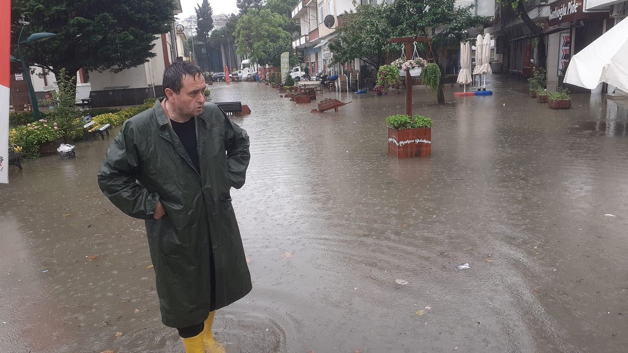 Akçakoca Belediye Başkanı Yanmaz Yağmurun Teslim Aldığı İlçede Görevinin Başında