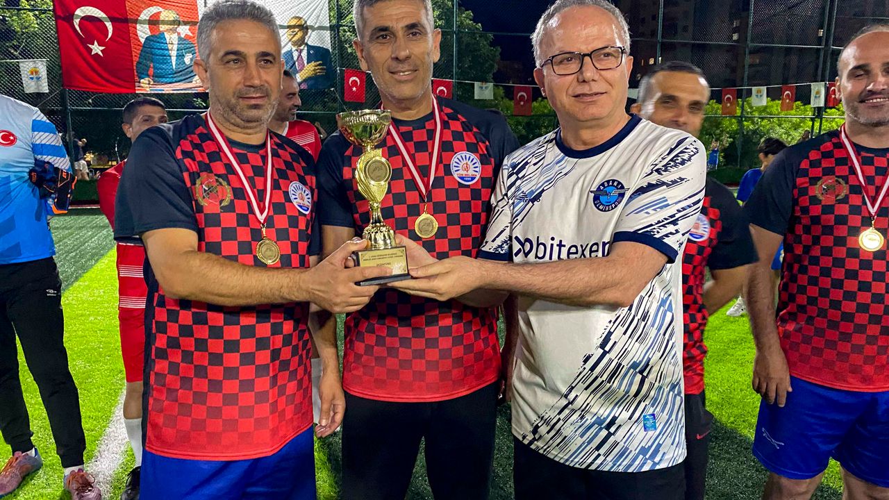 Adana Büyükşehir Belediyesi Cumhuriyet Futbol Turnuvası sona verdi