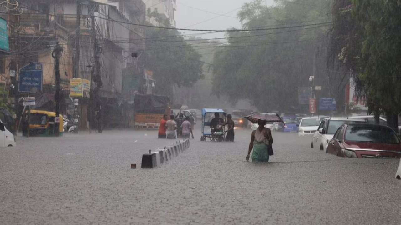 Sağanak yağmur ve seller kuzey Hindistan'da 22 kişiyi öldürdü