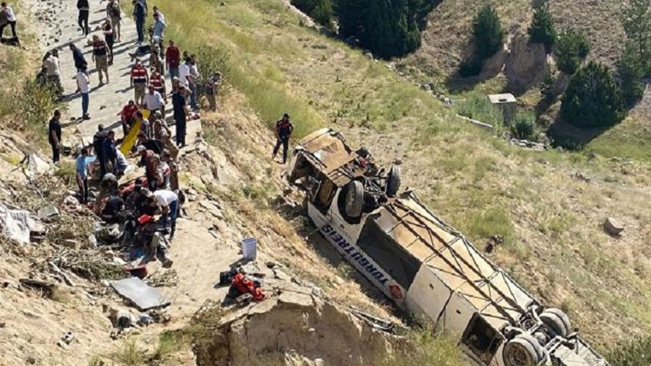 Kars'ta otobüs şarampole devrildi, ilk belirlemelere göre 7 kişi hayatını kaybetti, 22 kişi yaralandı.