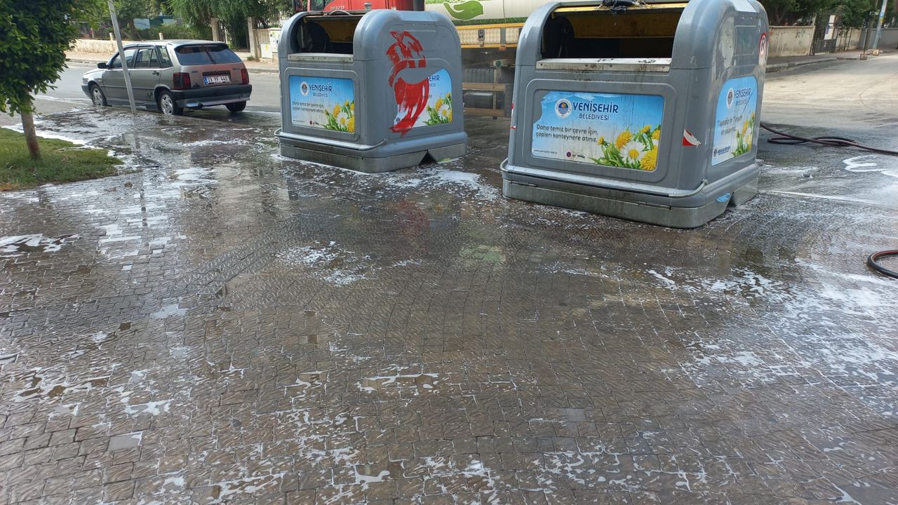 Yenişehir Belediyesi kent genelinde temizlik çalışmalarını sürdürüyor