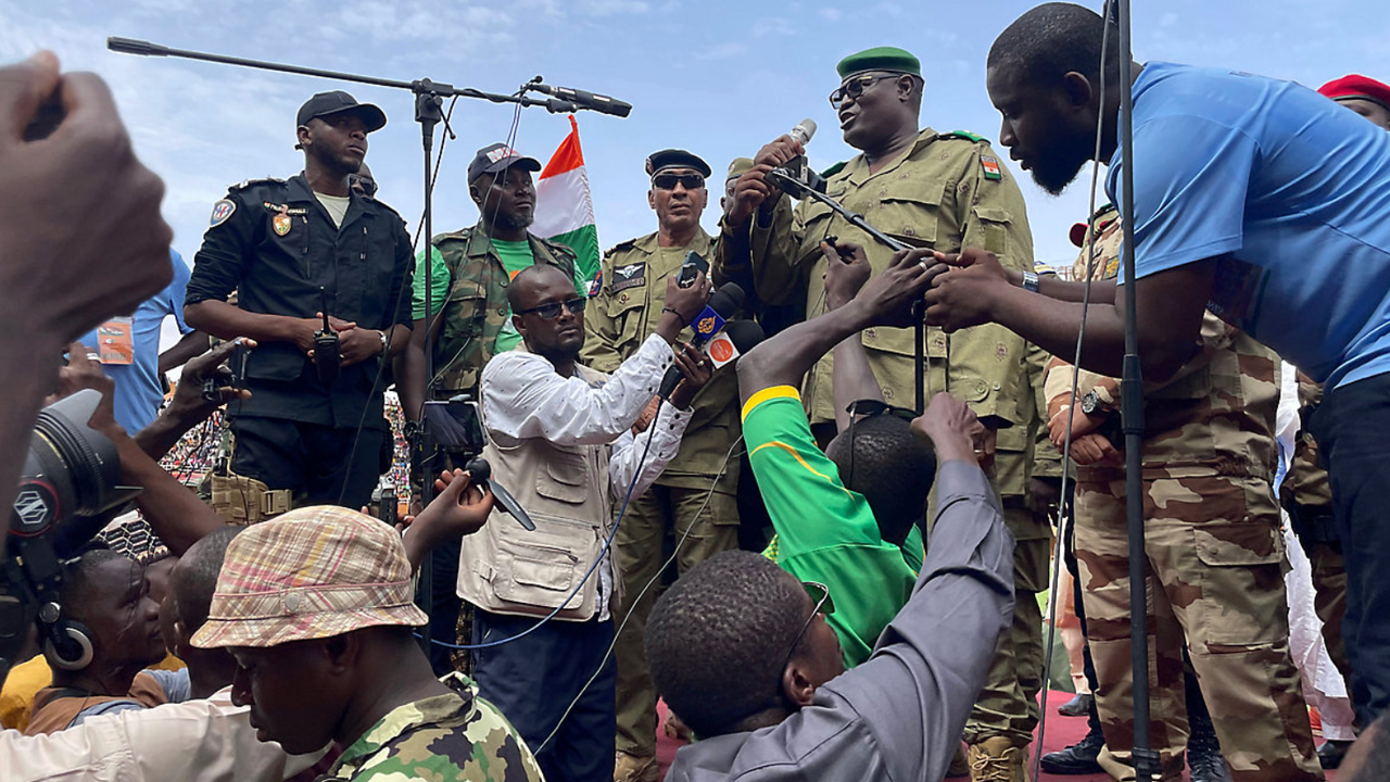 Nijerya ordusu Mohamed Bazoum'u vatana ihanetten yargılayacak