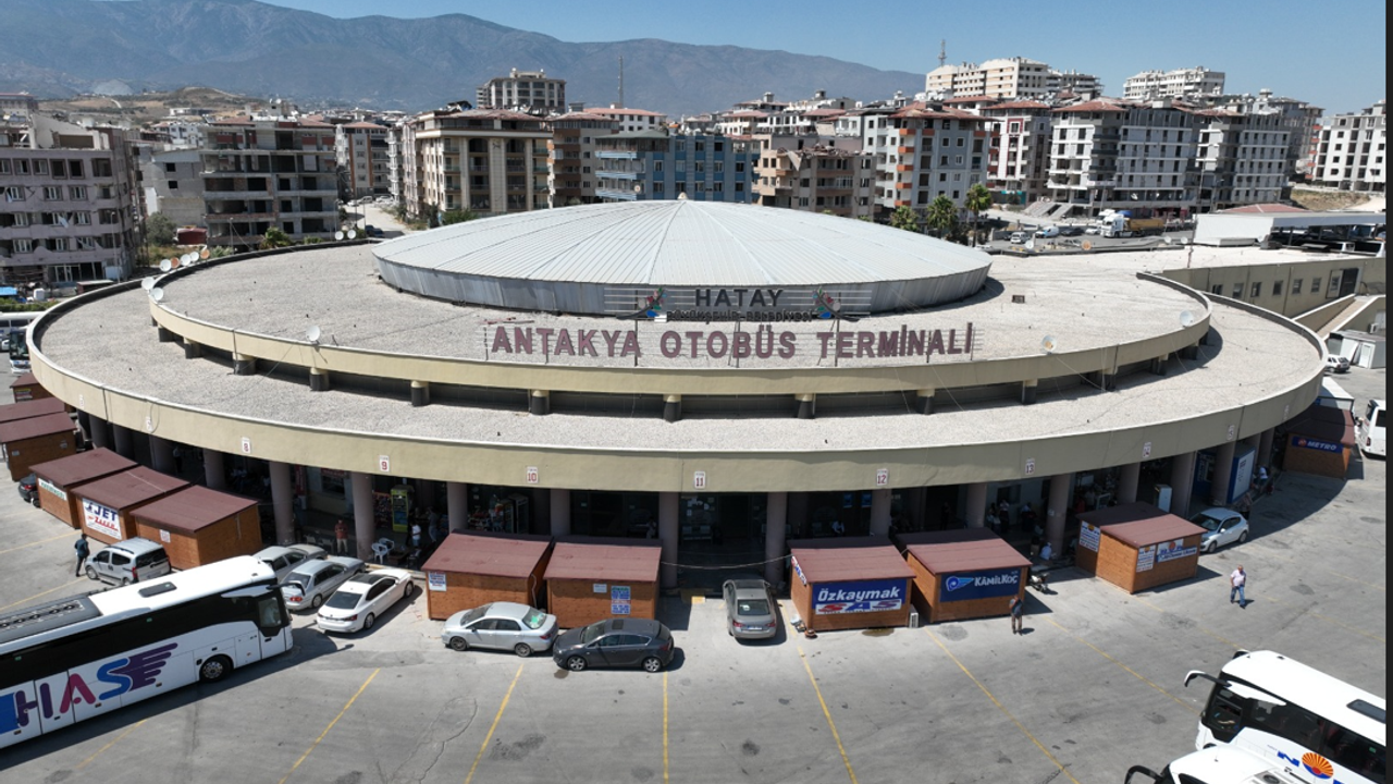 Hatay Büyükşehir Belediyesi, Antakya Şehirler Arası Otobüs Terminali’nde tadilat çalışmaları devam ediyor.