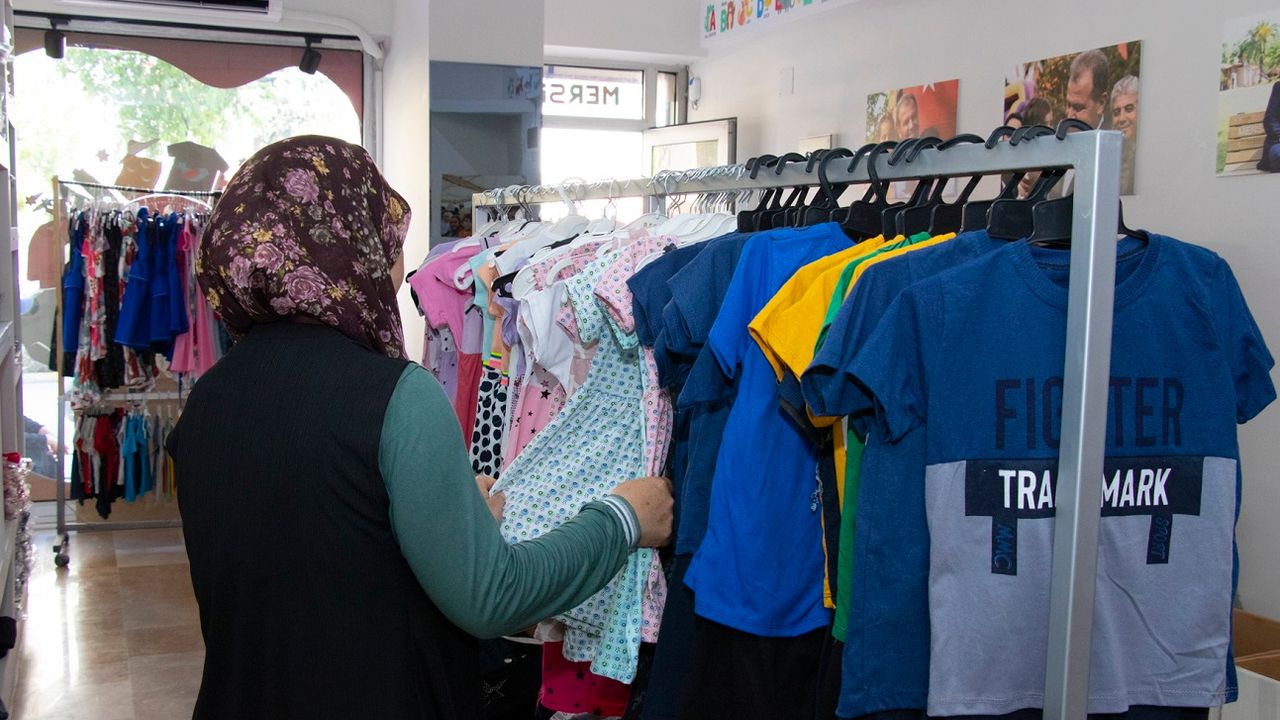 Mersin Büyükşehir’in 3 Kıyafet Evi İle Dar Gelirlilerin Bütçesine Katkı Sağlıyor