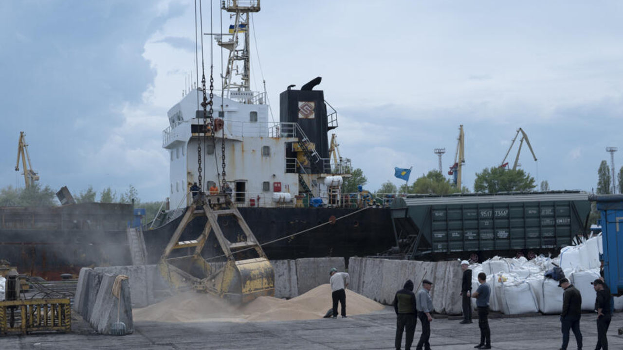 Rusya, Putin-Erdoğan görüşmeleri öncesinde Ukrayna'daki tahıl limanına saldırdı