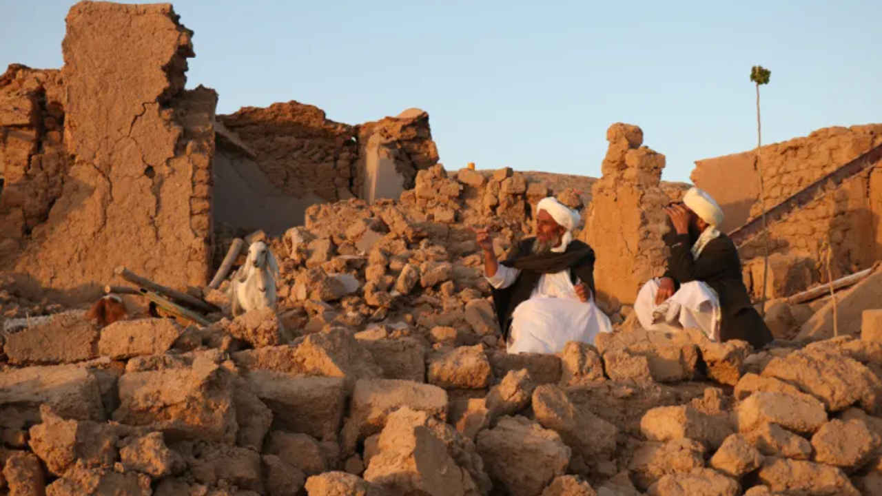 Afganistan'ın batısındaki şiddetli depremde 100'den fazla kişi öldü