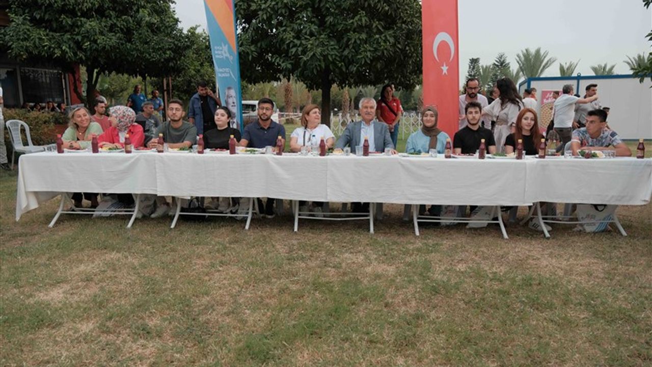 Başkan Zeydan Karalar, Adana Lezzet Festivali'nde, Adana'da üniversite kazanan öğrencilere kendi elleriyle kebap pişirdi