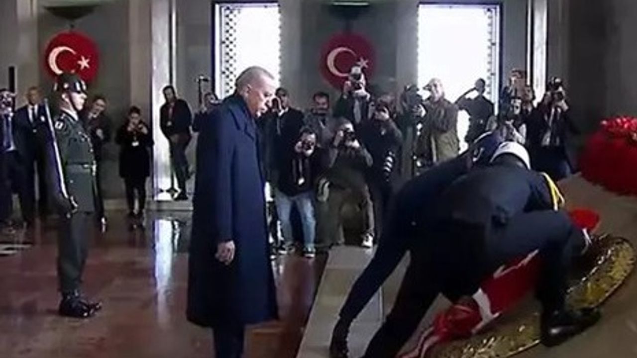 Cumhurbaşkanı Erdoğan, kırmızı beyaz karanfillerden oluşan ay yıldızlı çelengi Atatürk'ün mozolesine bıraktı