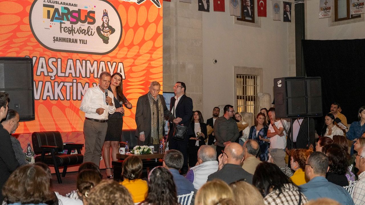 Başkan Seçer, Dormen’e Festival Onur Ödülü’nü Takdim Etti