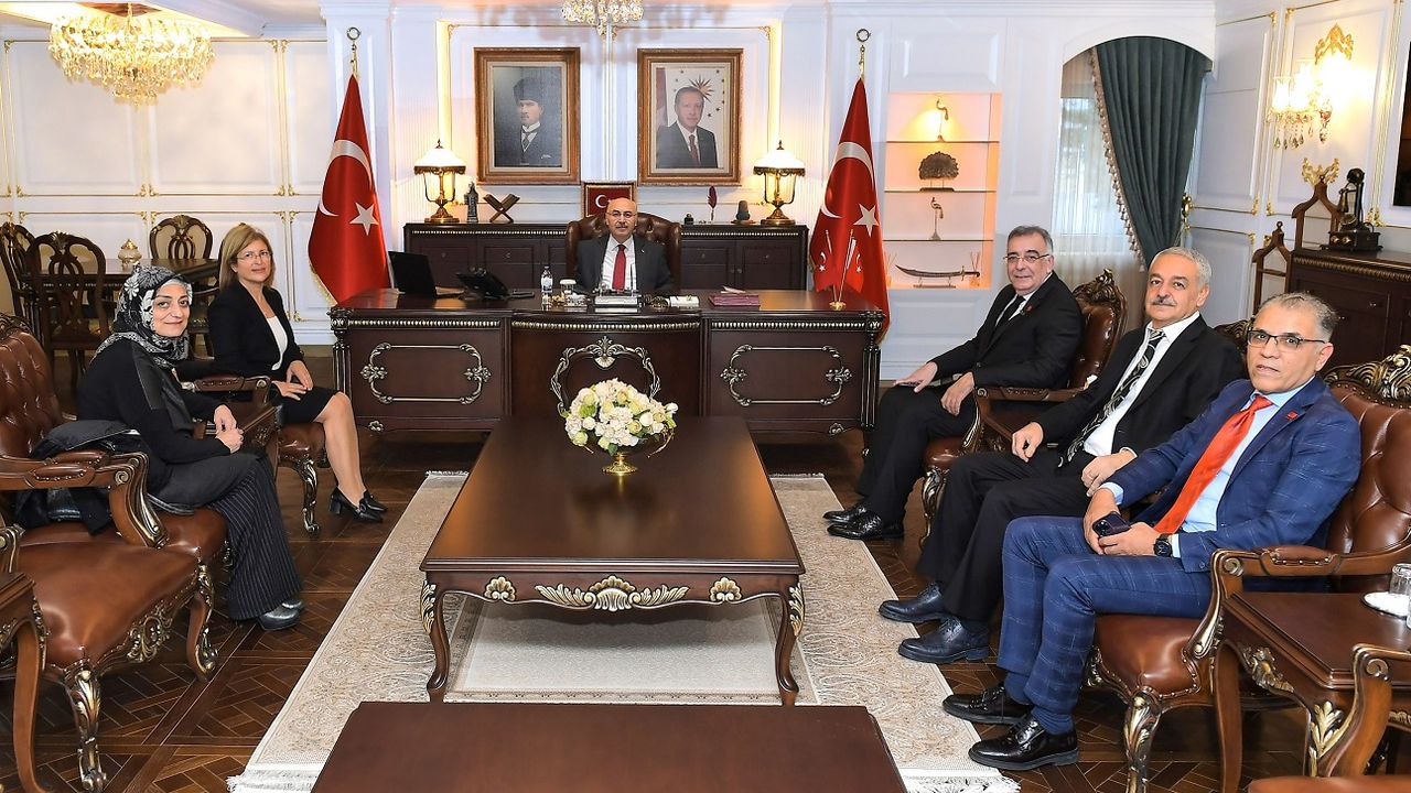 Adana Diş Hekimleri Odası Başkan ve Yönetim Kurulu Üyeleri Adana Valisi Yavuz Selim Köşger’i ziyaret etti