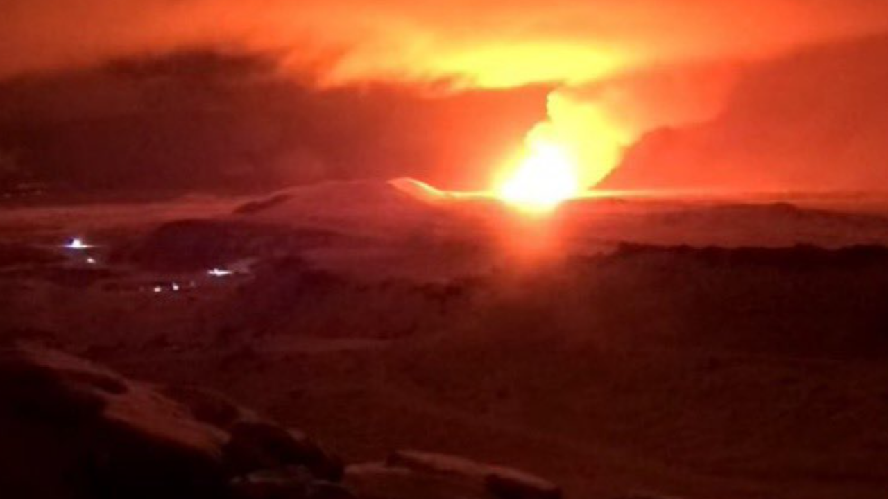 İzlanda'da haftalarca süren deprem faaliyetinin ardından yanardağ patladı
