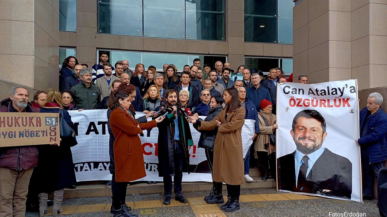 Türkiye İşçi Partisi (TİP) Milletvekili Can Atalay için avukatları adliye önünde basın açıklaması yaptı.