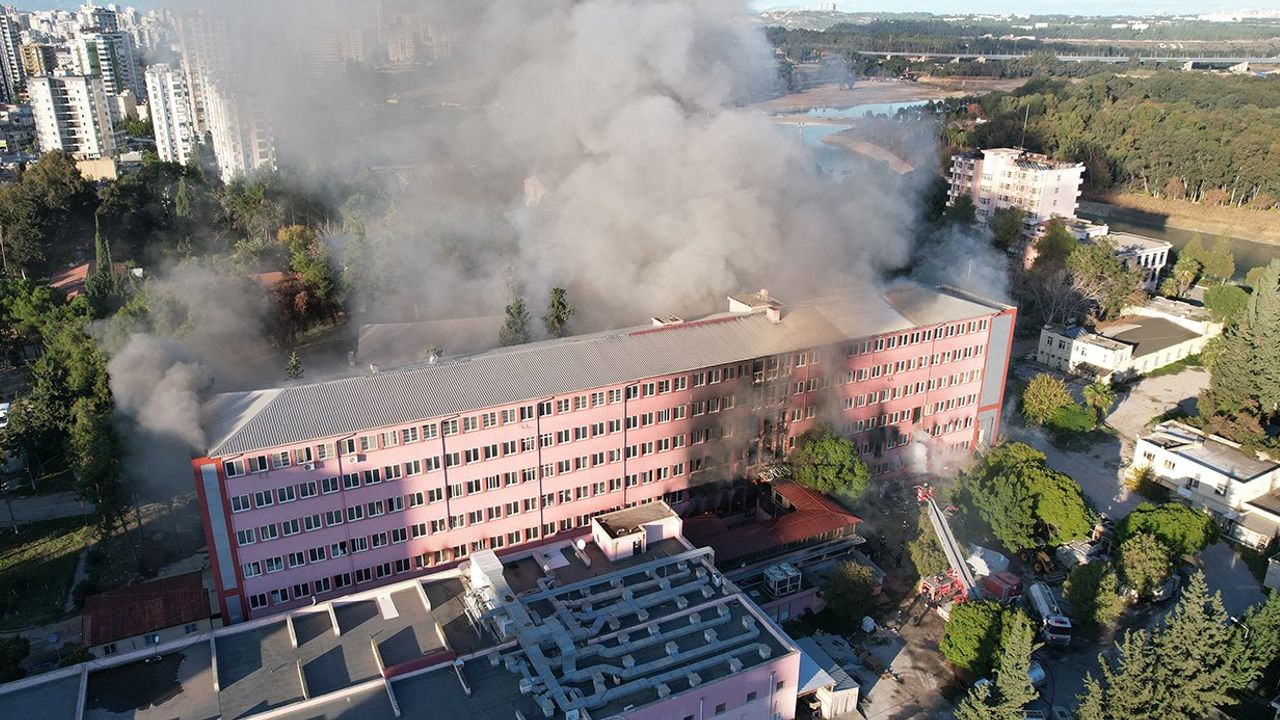 Adana'da eski Numune hastane binasında yangın söndürülemiyor.
